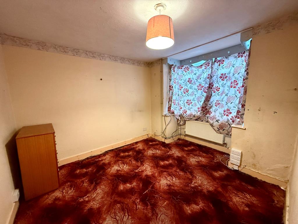Lot: 132 - THREE-BEDROOM HOUSE FOR IMPROVEMENT - Living room